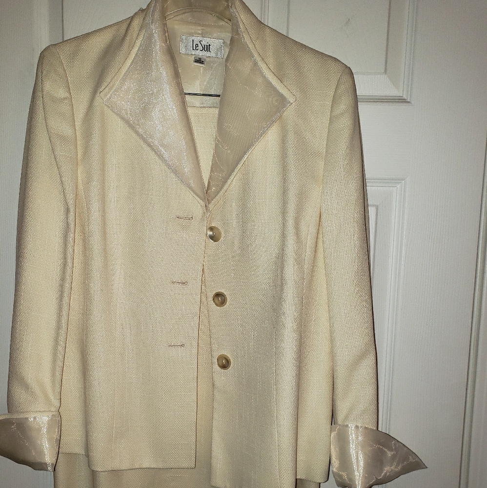 Le Suit Creme Womens suit. Size 10.